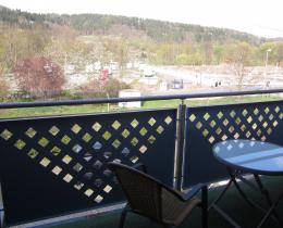 Ausblick vom Balkon in Wohnung 1 über den Reisemobilhafen zur ErlebnisInsel "Flößrasen"